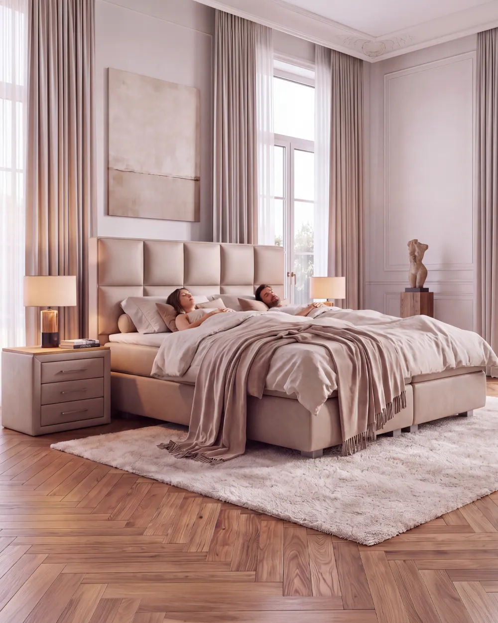 Breites Boxspringbett in 220x200 cm mit zwei entspannt liegenden Personen in einem hellen Schlafzimmer